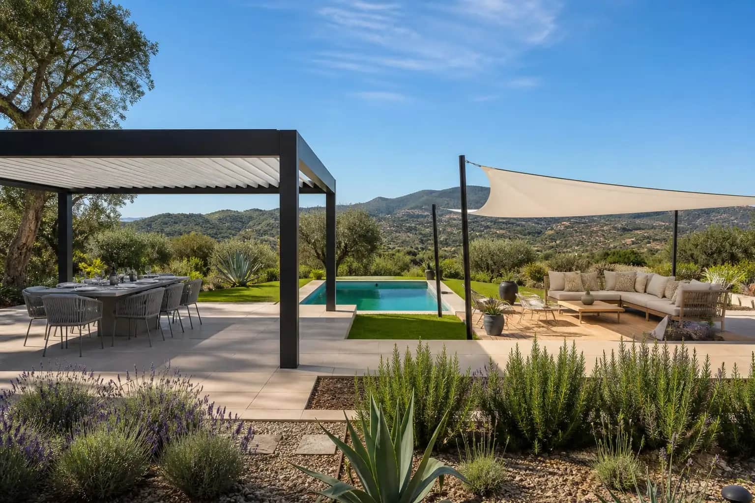 Pergola bioclimatique et voile d’ombrage autour d’une piscine — villa Store Luxe au Maroc