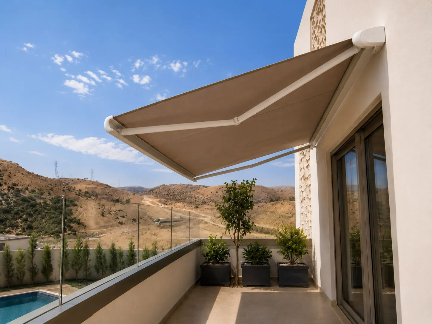 Store banne coffre déployé sur la terrasse d’une villa à Iligh, Agadir