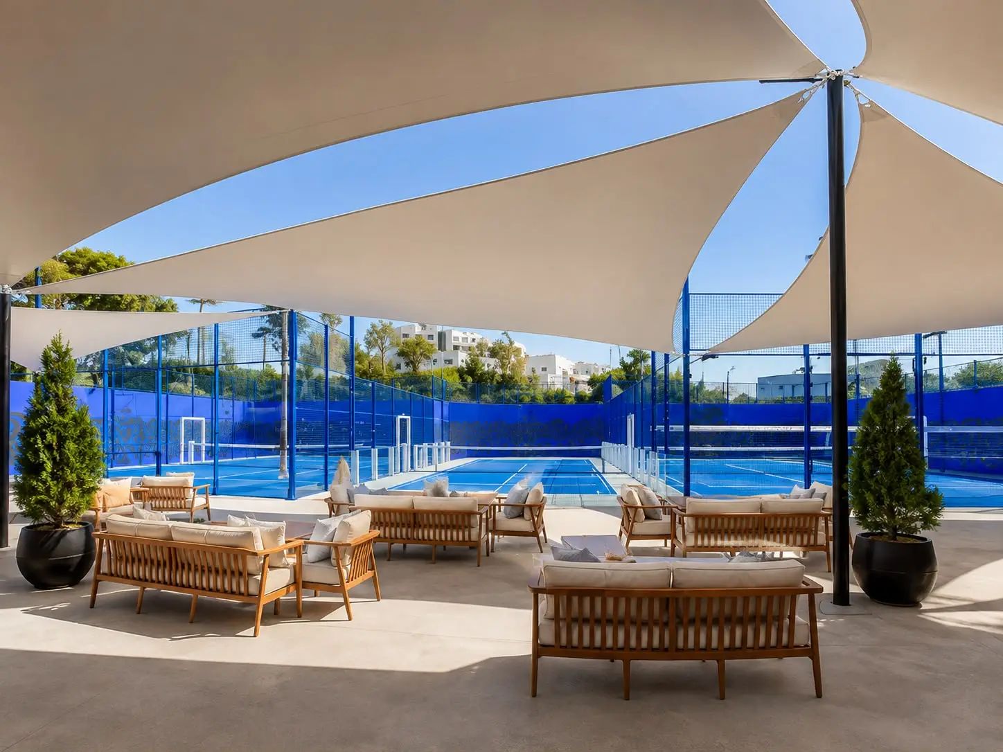 Voiles d’ombrage installées autour d’un terrain de padel à Agadir