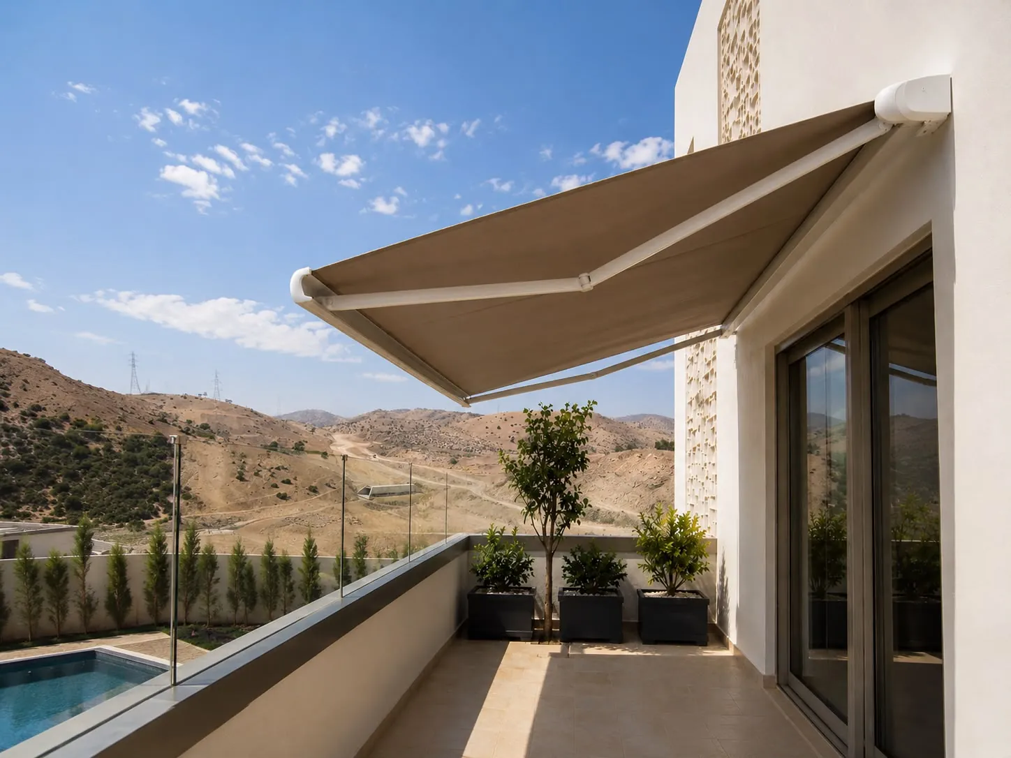 Store banne coffre vu depuis la terrasse d’une villa à Agadir