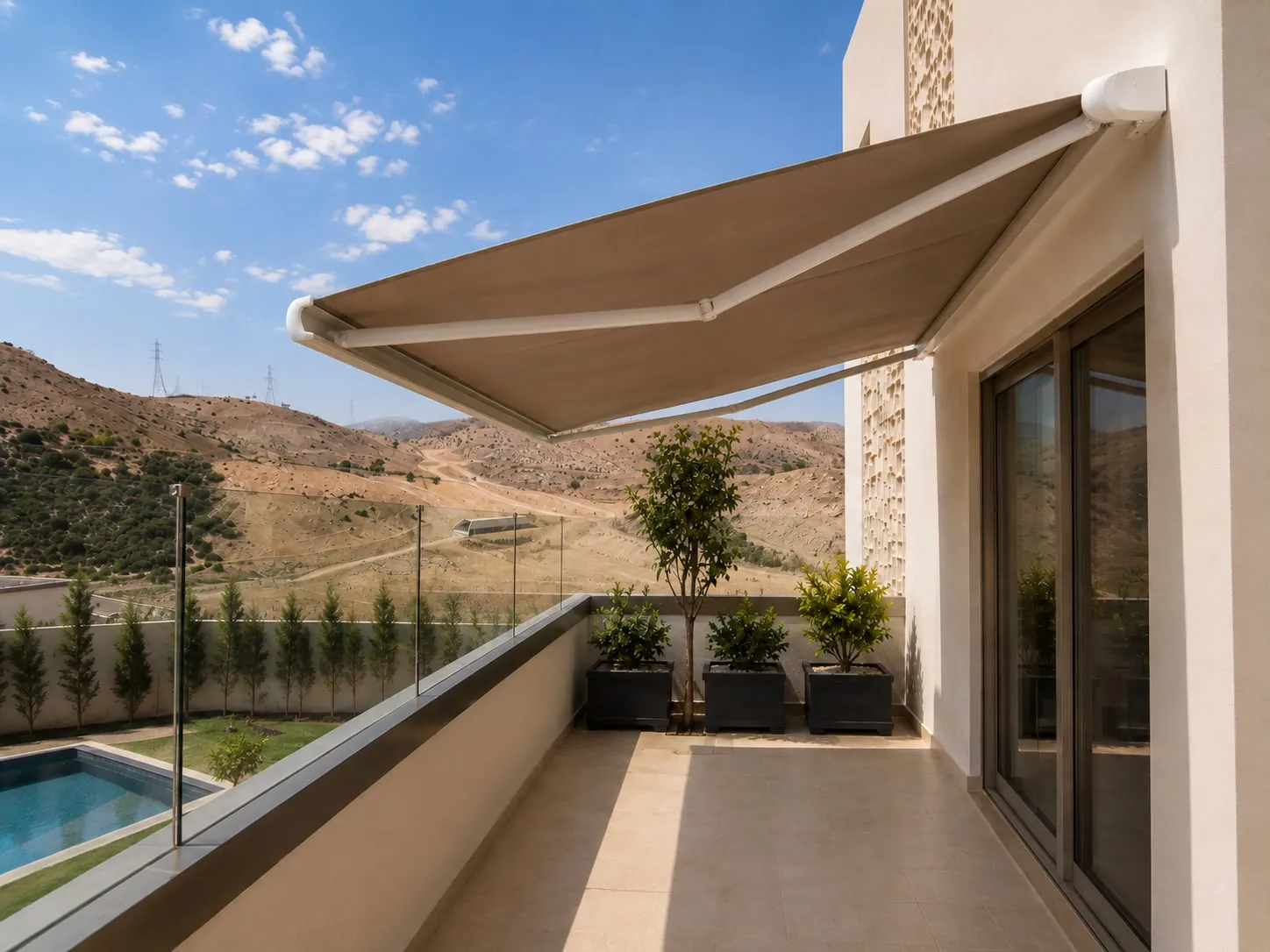 Store banne coffre intégré à la façade d’une villa contemporaine à Agadir