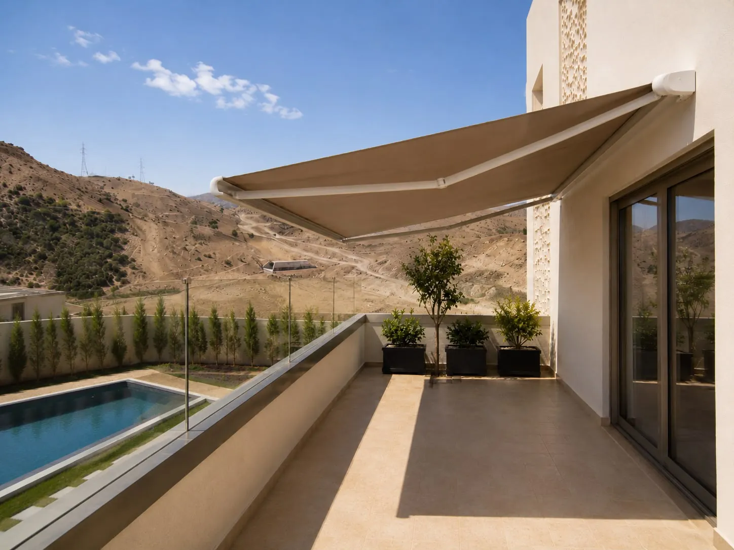 Terrasse de villa ombragée par un store banne coffre à Iligh, Agadir
