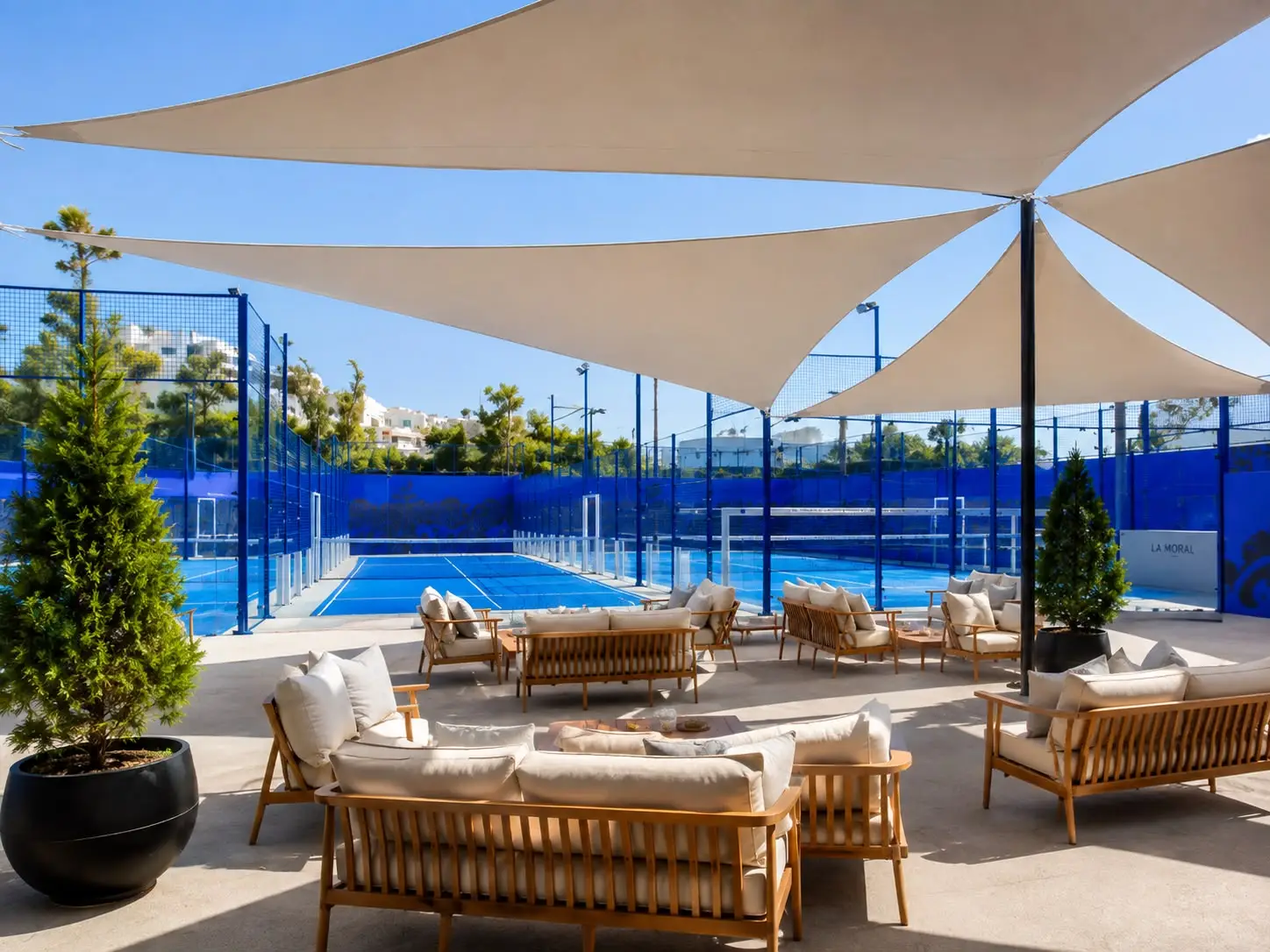 Vue des voiles d’ombrage protégeant les abords des terrains de padel à Agadir