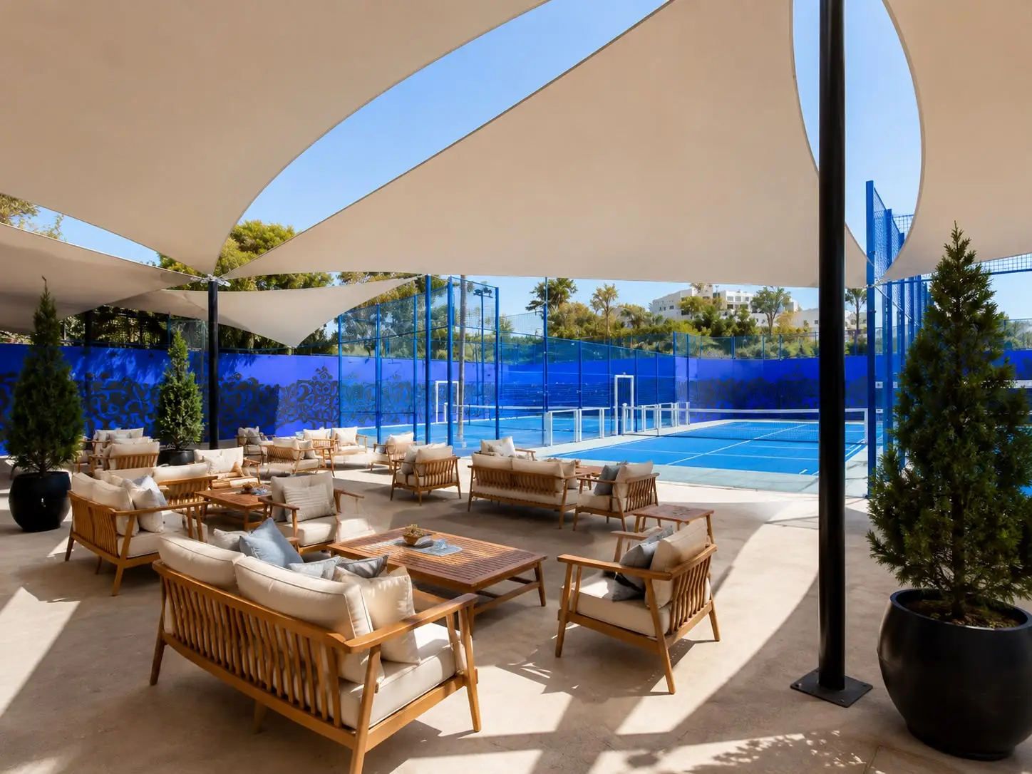 Espace lounge ombragé avec voiles d’ombrage près des terrains de padel à Agadir