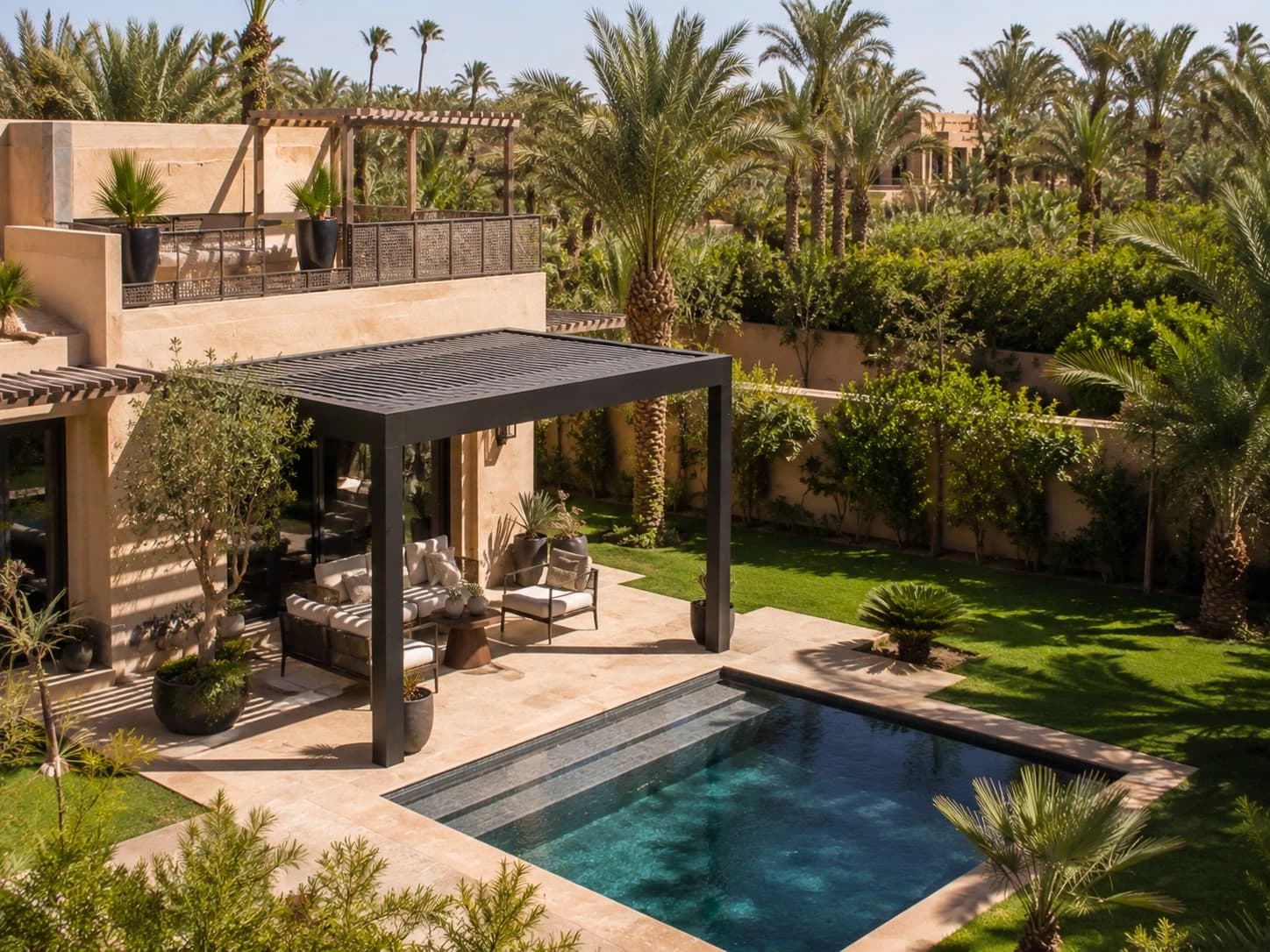 Vue d’ensemble d’une pergola bioclimatique dans le jardin d’une villa à la Palmeraie de Marrakech