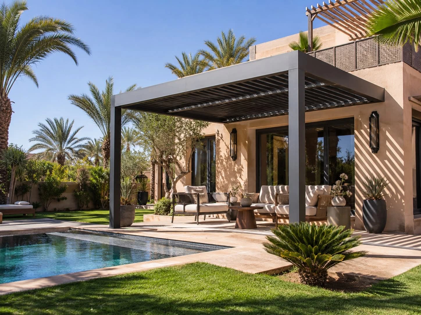Pergola bioclimatique au bord de la piscine d’une villa à Marrakech