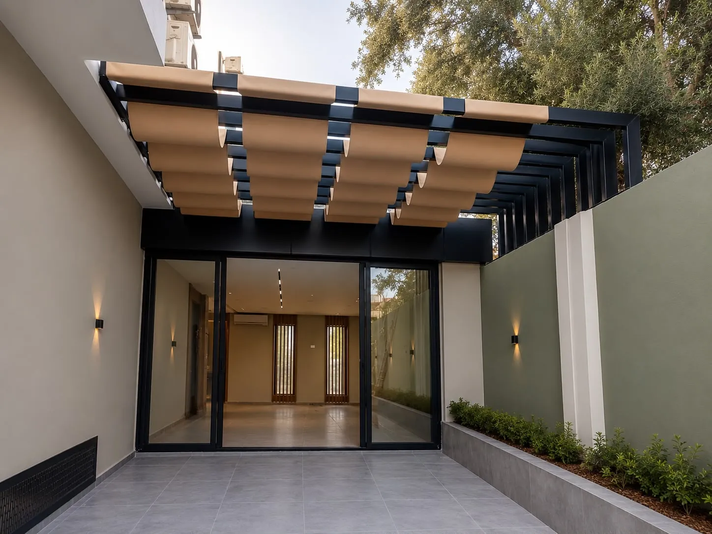 Détail de la structure aluminium et de la couverture textile d’une pergola vélum à Sonaba, Agadir