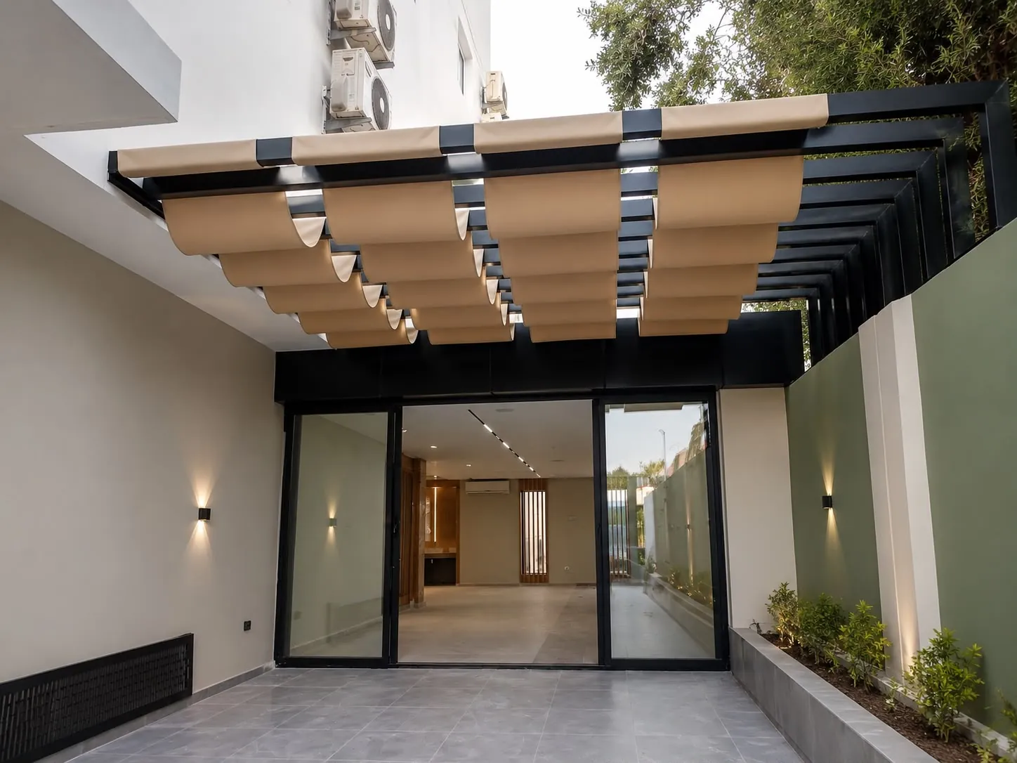 Terrasse de villa ombragée par une pergola vélum à Agadir
