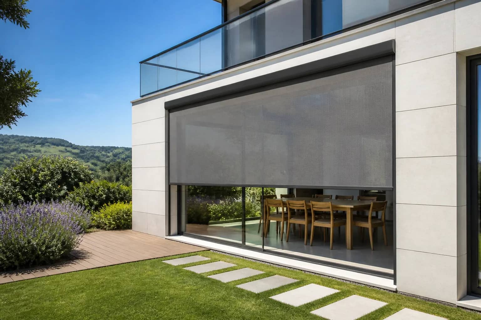 Store vertical ZIP anti-vent intégré à une pergola aluminium