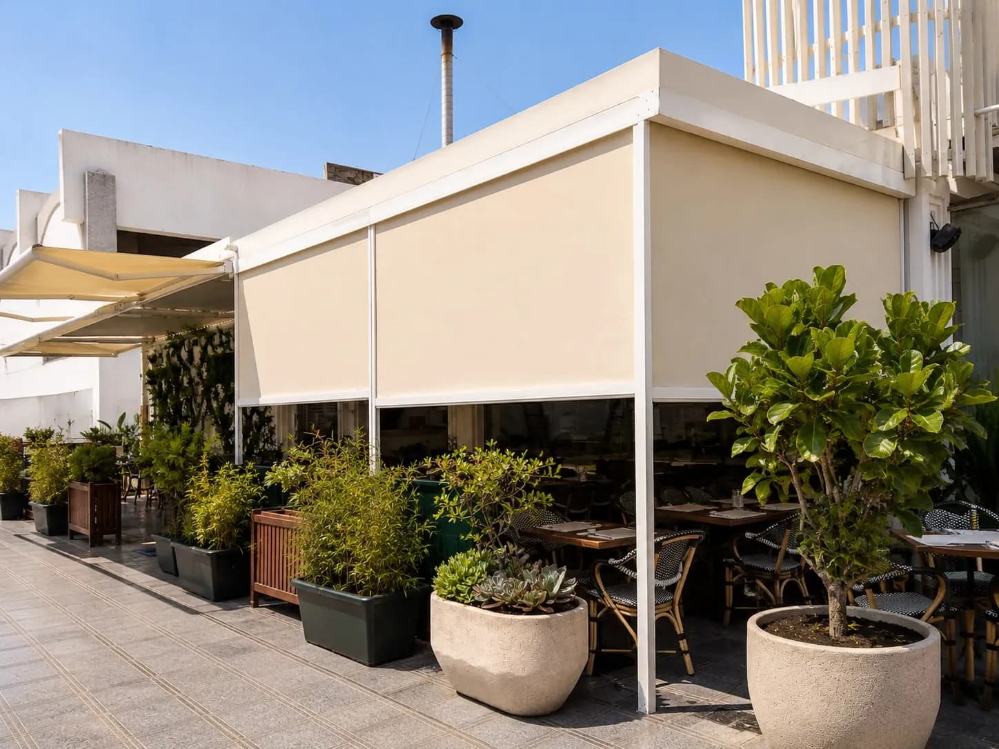 Vue rapprochée des stores ZIP protégeant la terrasse d’un restaurant à Agadir