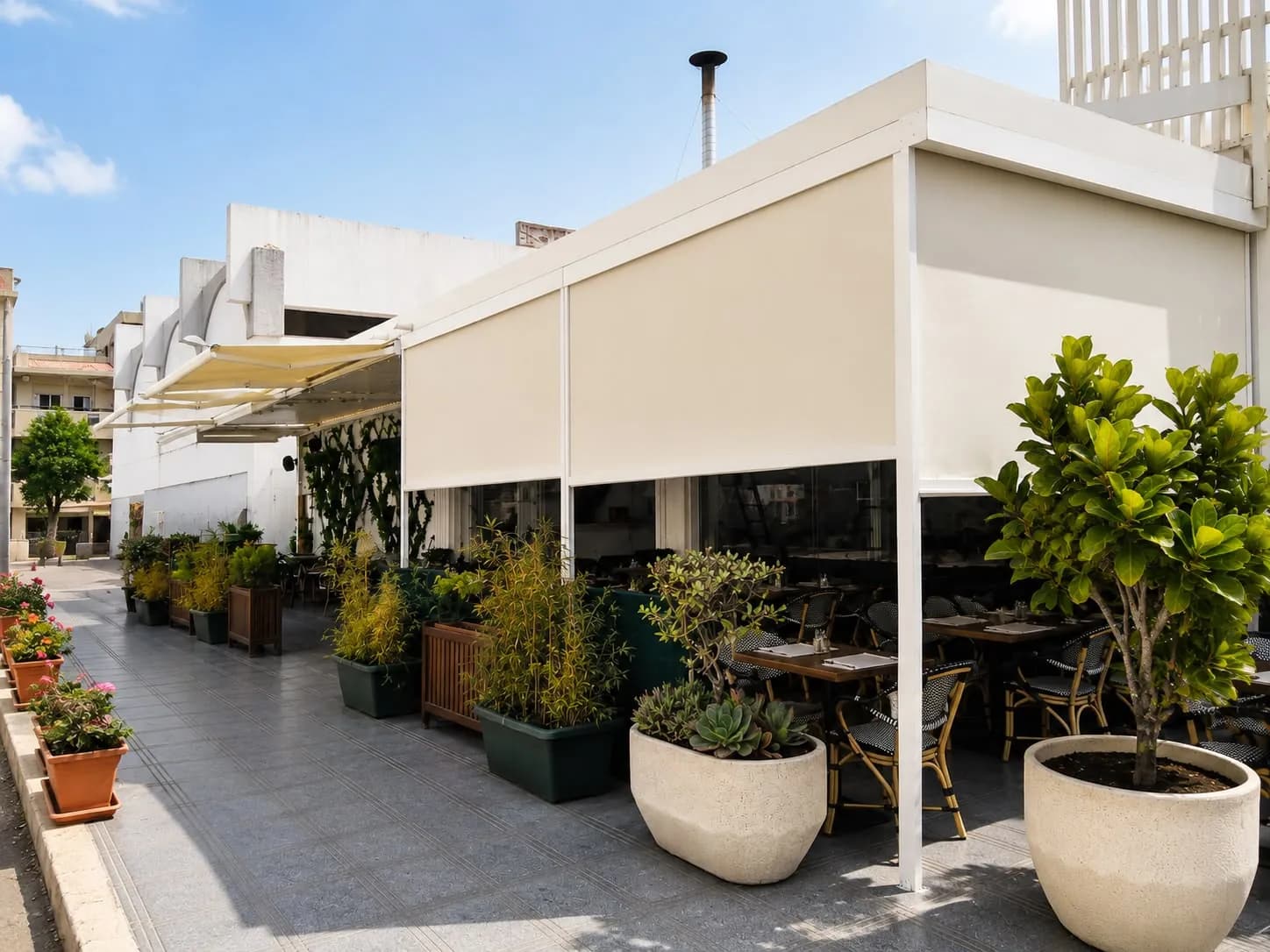 Aménagement de terrasse de restaurant avec stores ZIP à Agadir