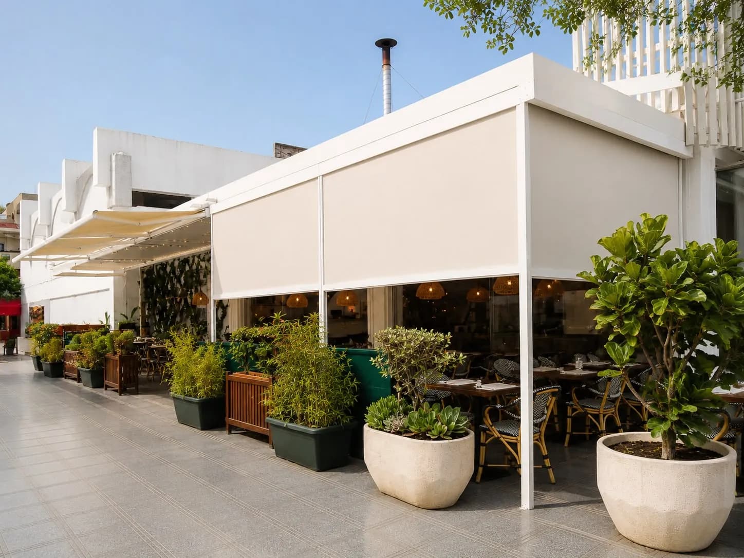 Store ZIP installés sur la terrasse du restaurant Rituel à Agadir