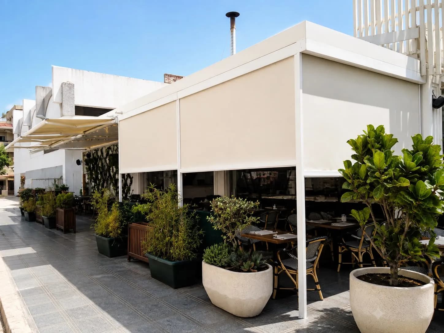 Terrasse du restaurant Rituel à Agadir équipée de stores ZIP extérieurs